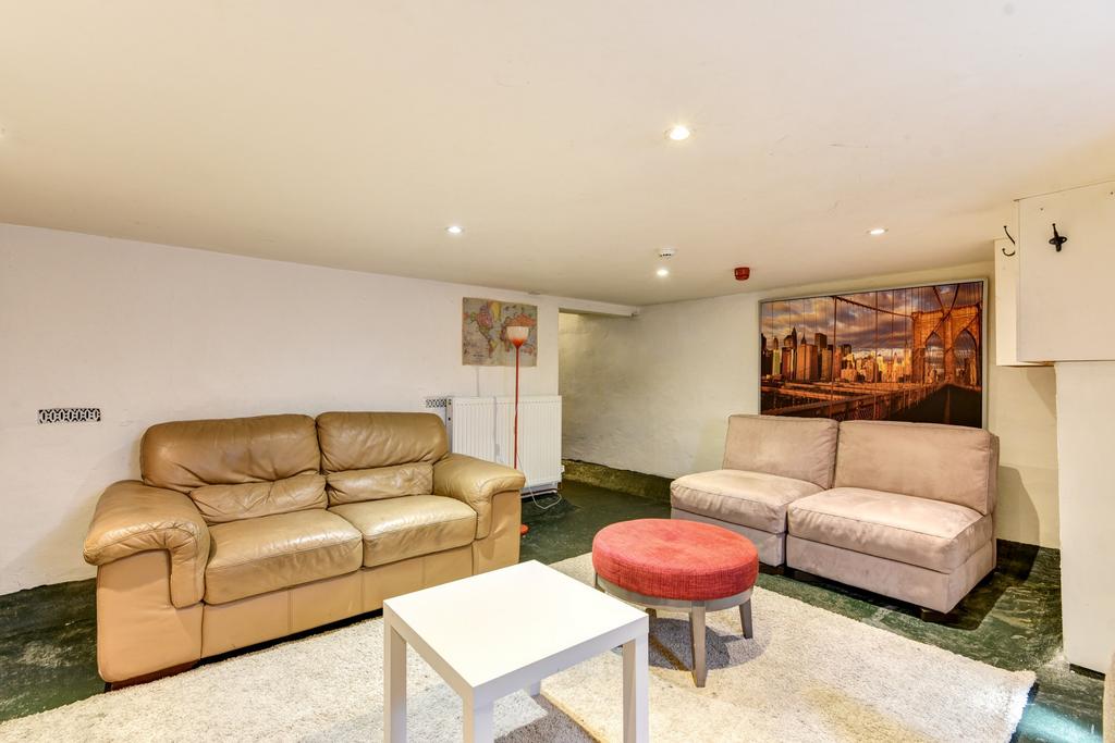 A welcoming and well-maintained living room fea...