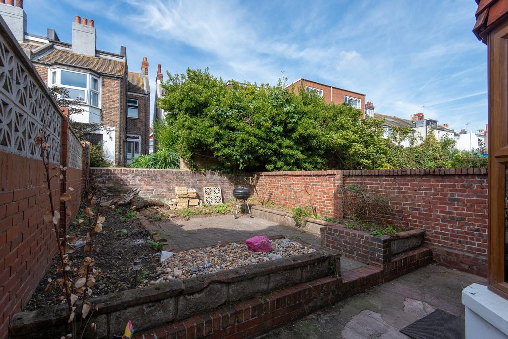 A charming view of the front of a property feat...