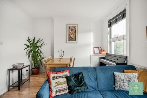 2 bedroom flat for sale, Pellatt Grove, Wood Green, London, N22