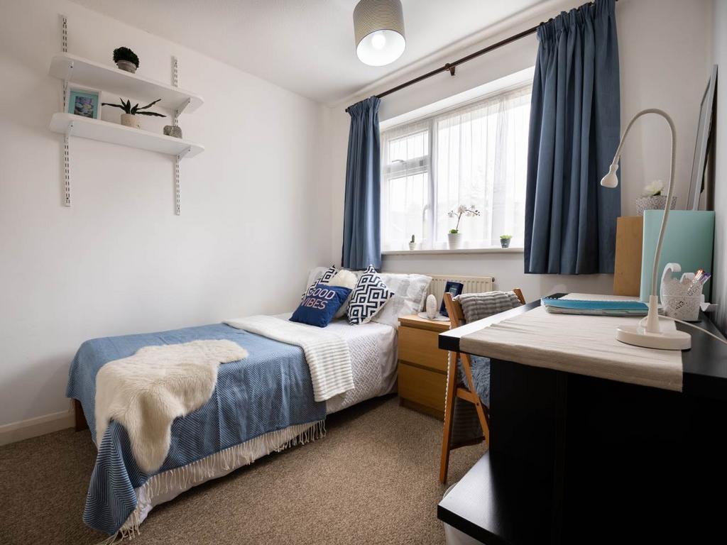 7 Brockenhurst Close
