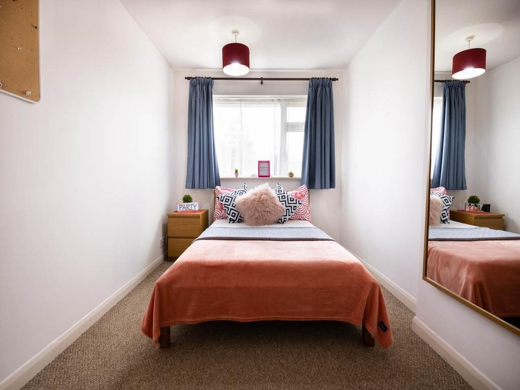 7 Brockenhurst Close