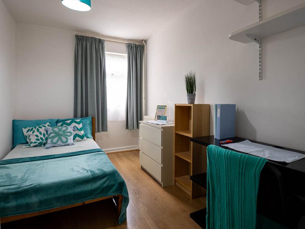 9 O-Canterbury-Studen
