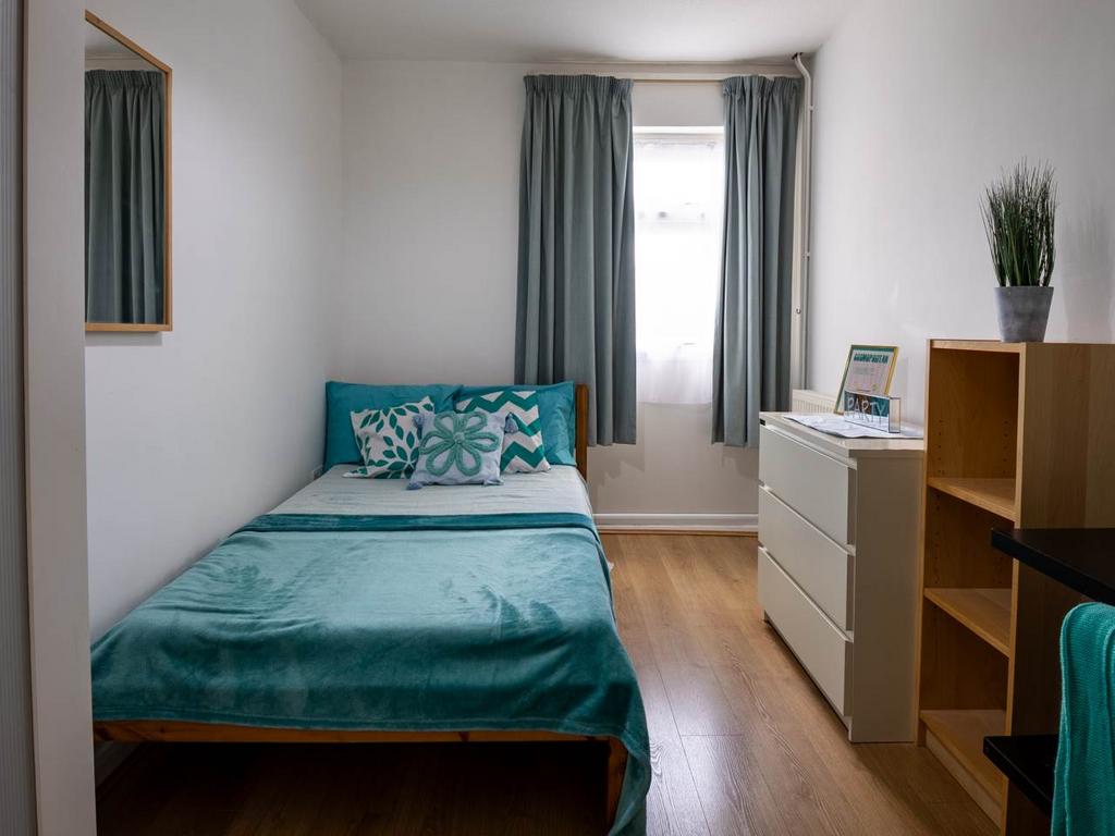 9 O-Canterbury-Studen