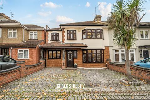 4 bedroom semi-detached house for sale, Wayside Avenue, Hornchurch, RM12