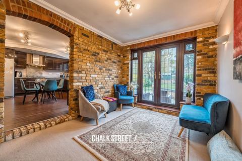 4 bedroom semi-detached house for sale, Wayside Avenue, Hornchurch, RM12