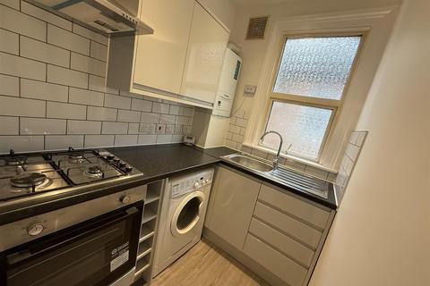 2 bedroom flat to rent, Gassiot Road, SW17