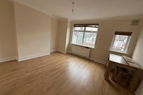 2 bedroom flat to rent, Gassiot Road, SW17