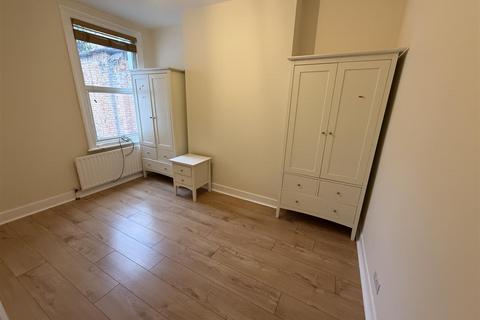 2 bedroom flat to rent, Gassiot Road, SW17