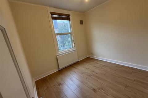 2 bedroom flat to rent, Gassiot Road, SW17