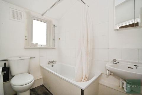 2 bedroom flat for sale, De Vere Gardens, Ilford, IG1