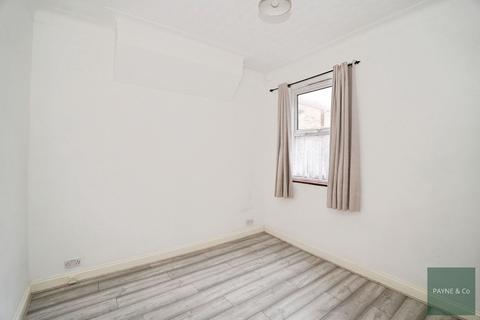 2 bedroom ground floor flat for sale, De Vere Gardens, Ilford, IG1