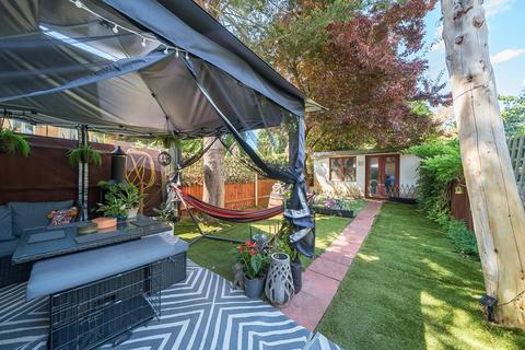 undefined, Green Dragon Lane, Brentford