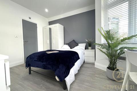 1 bedroom in a house share to rent, Hill Crescent, SURBITON KT5