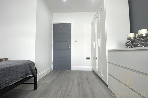 1 bedroom in a house share to rent, Hill Crescent, SURBITON KT5