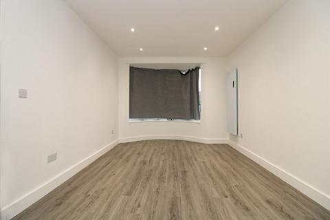 2 bedroom flat to rent, Lynton Road, London W3