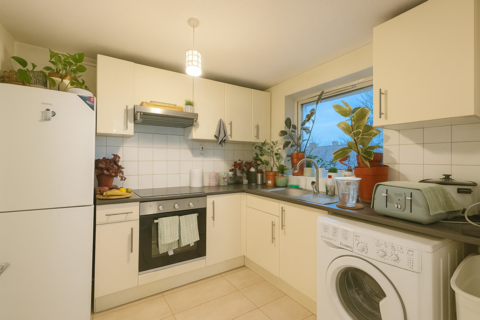 2 bedroom flat to rent, Dellow Close, Ilford IG2