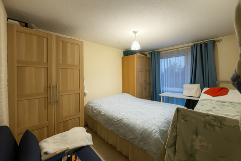 2 bedroom flat to rent, Dellow Close, Ilford IG2