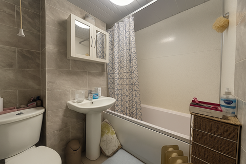 2 bedroom flat to rent, Dellow Close, Ilford IG2