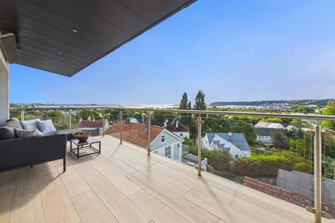 4 bedroom house for sale, An Immaculate Coastal Residence With Panoramic Views