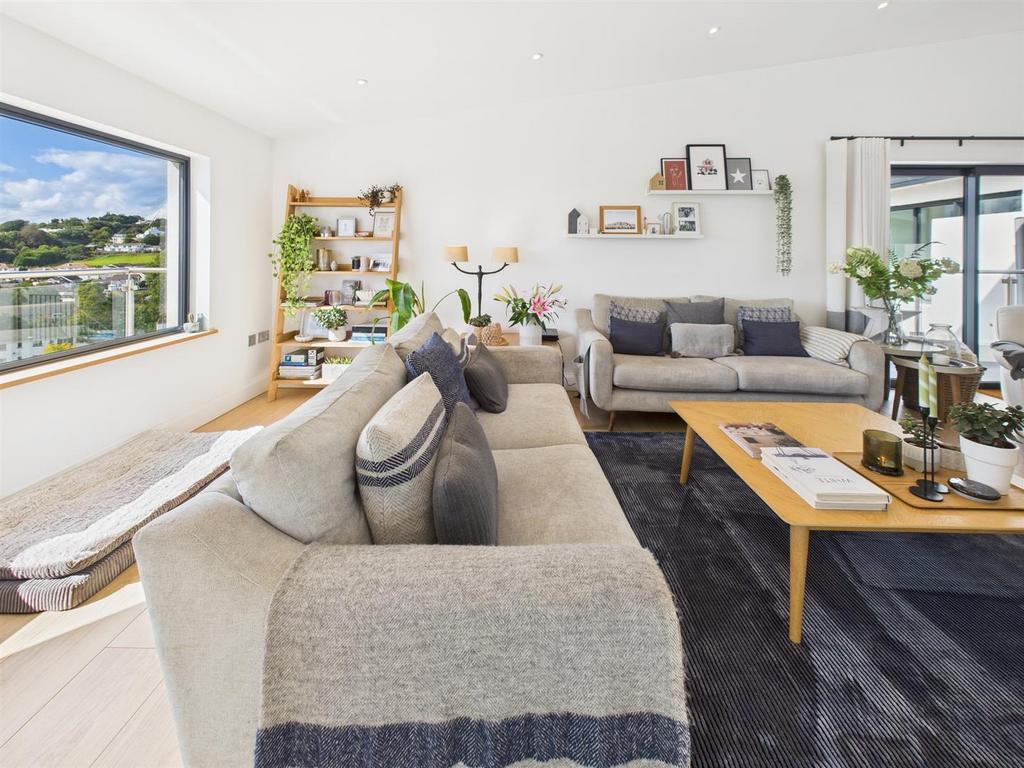 CAM04392 G0-PR0140-STILL032.jpg