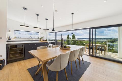 4 bedroom house for sale, An Immaculate Coastal Residence With Panoramic Views