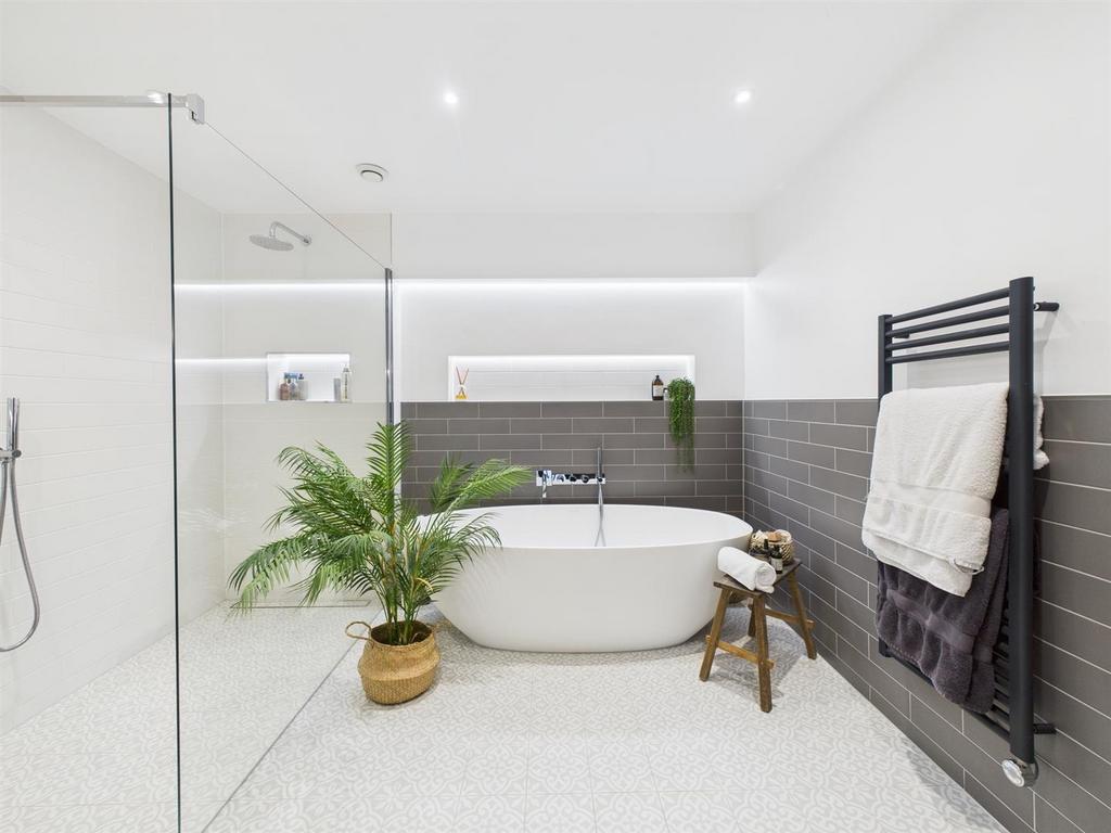 CAM04392 G0-PR0140-STILL027.jpg