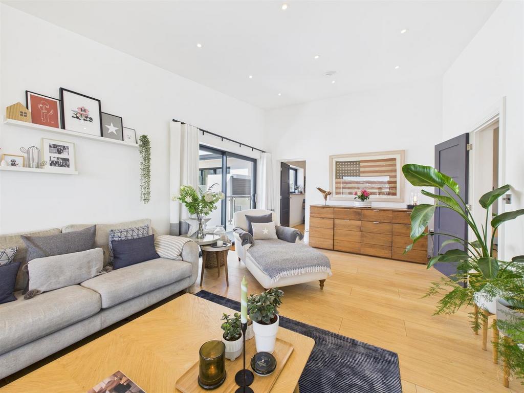 CAM04392 G0-PR0140-STILL009.jpg