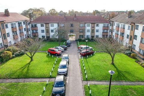 2 bedroom flat for sale, Friern Park, North Finchley, London, N12