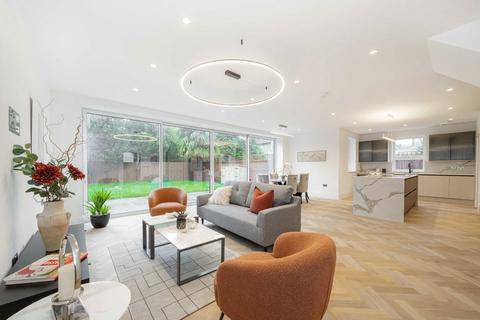 undefined, Courtlands Avenue, Hampton TW12