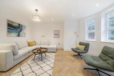 undefined, Courtlands Avenue, Hampton TW12