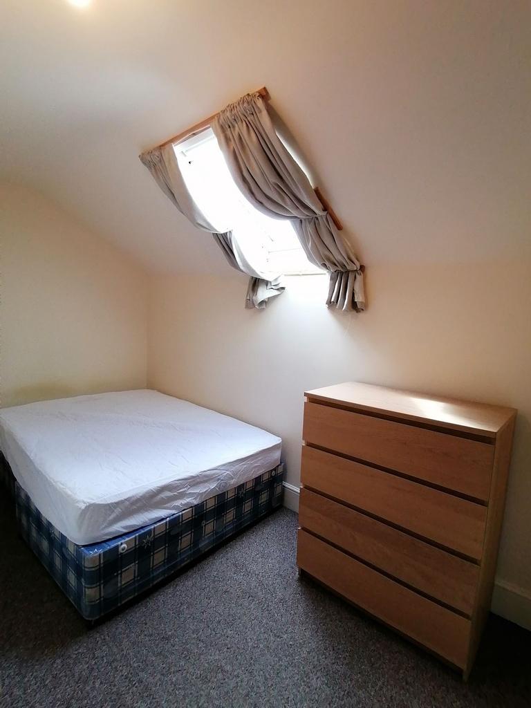 Bright attic double bedroom with a comfortable ...