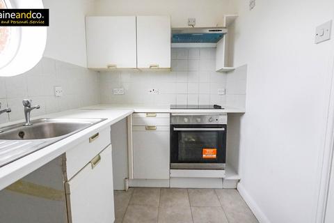 2 bedroom flat for sale, Walsingham Close, Hatfield