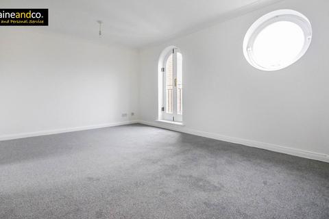 2 bedroom flat for sale, Walsingham Close, Hatfield