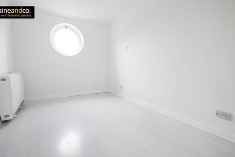 2 bedroom flat for sale, Walsingham Close, Hatfield