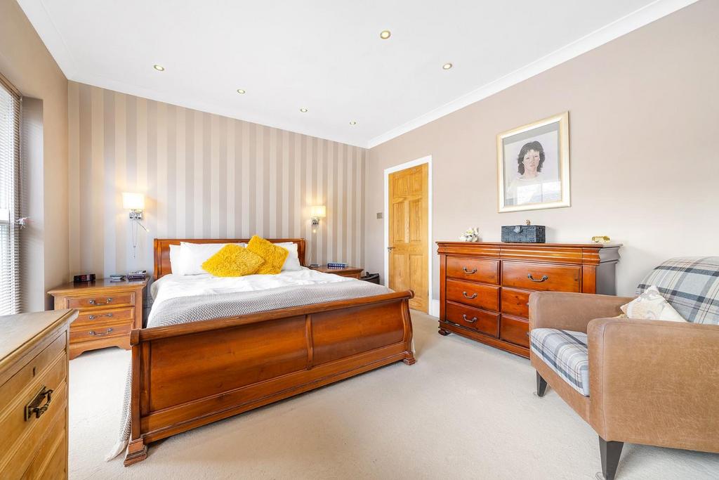 Bedroom 1 (2).JPG