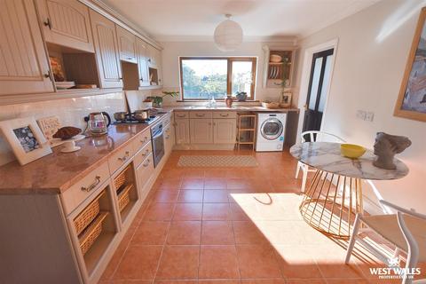 3 bedroom detached house for sale, Church Close, Begelly, Kilgetty