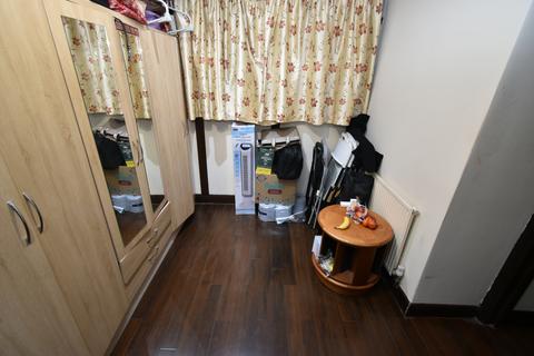 Studio to rent, Greenford, UB6