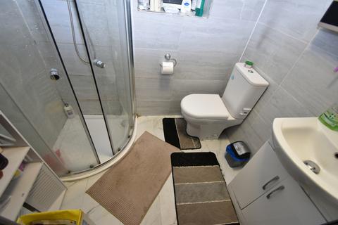 Studio to rent, Greenford, UB6
