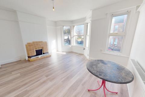 3 bedroom maisonette to rent, Connaught Road