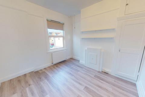 3 bedroom maisonette to rent, Connaught Road