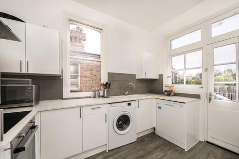3 bedroom flat to rent, Hillside Road, London SW2