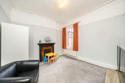 3 bedroom flat to rent, Hillside Road, London SW2