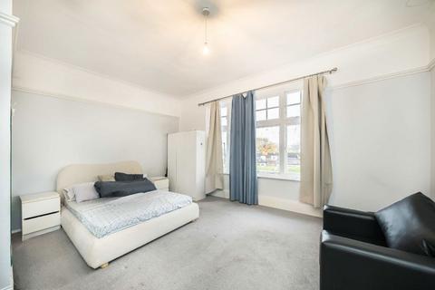 3 bedroom flat to rent, Hillside Road, London SW2