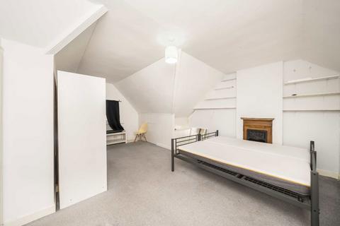 3 bedroom flat to rent, Hillside Road, London SW2