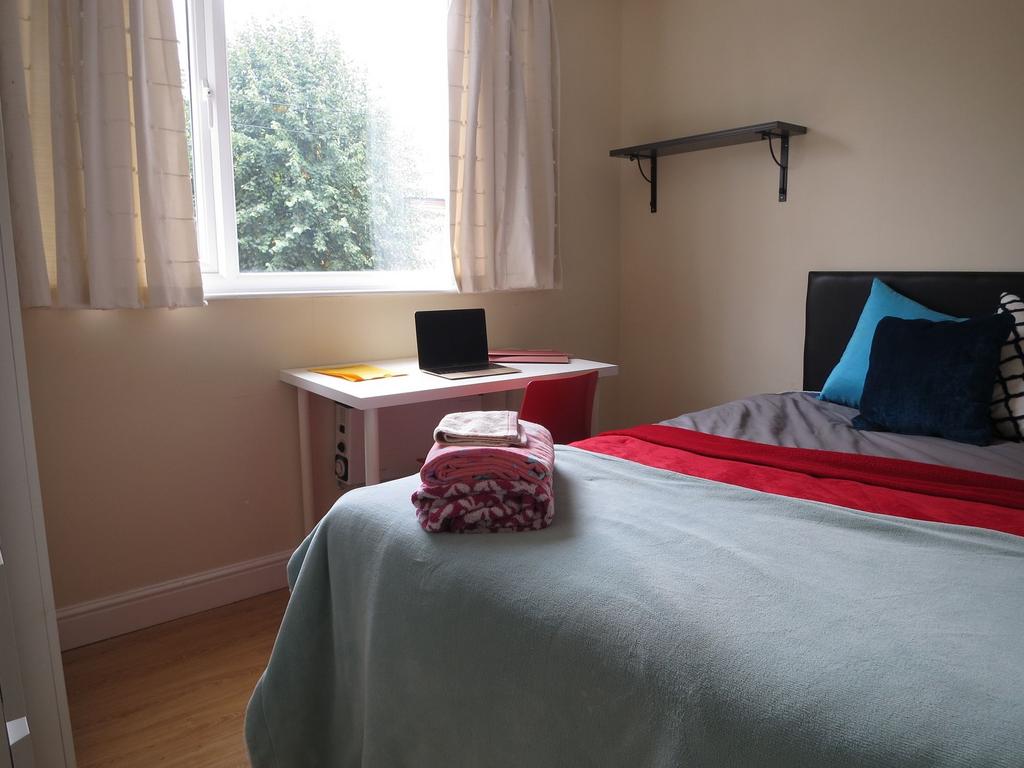 Bright, tidy double bedroom with a comfortable ...