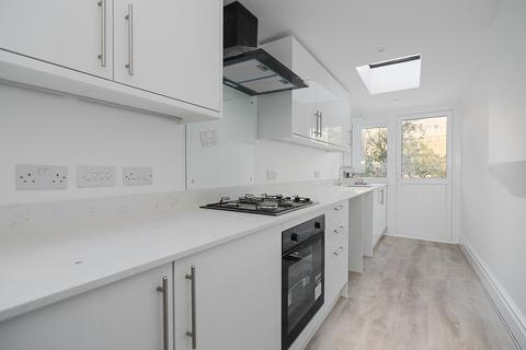 2 bedroom flat to rent, Chelverton Road