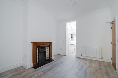 2 bedroom flat to rent, Chelverton Road