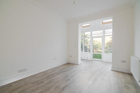 2 bedroom flat to rent, Chelverton Road