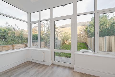 2 bedroom flat to rent, Chelverton Road