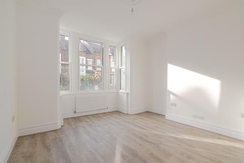 2 bedroom flat to rent, Chelverton Road